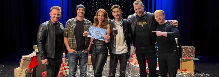 Ujeti trenutek sodelovanja med Martino Švab in Ansamblom Naveza.