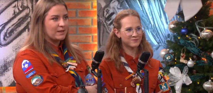 Skavtinji Neža in Petra sta v Veseljakovo budnico prinesli sporočilo Luči miru iz Betlehema.