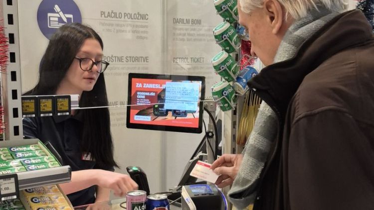 po-prejemu-darilne-kartice-petrola-z-dobroimetjem-je-g.-mihorko-opravil-svoj-prvi-nakup.jpg