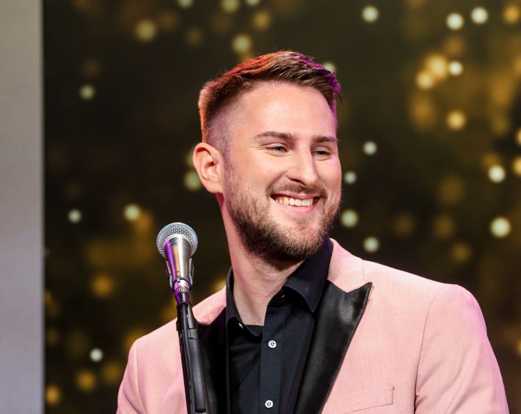 Gregor je s prvo božično skladbo uresničil svojo dolgoletno željo.