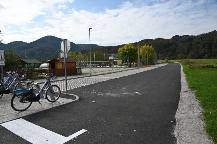 Parkirišče pri OŠ Boštanj.JPG