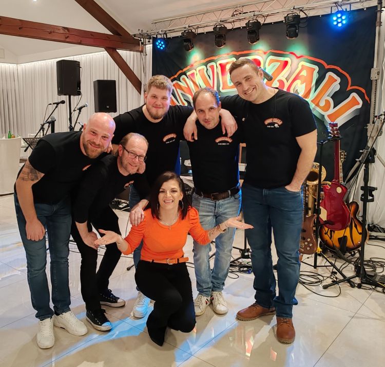 V enem letu so dali skozi vse - od veselic do porok, obletnic in koncertov, pravi Tadeja iz ansambla Univerzali.