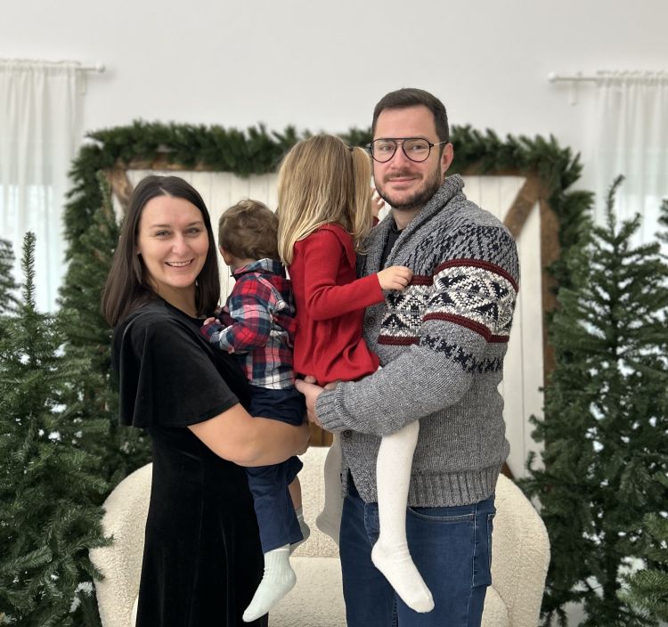 Žiga bo večino praznikov praznoval s svojo navihano družinico.