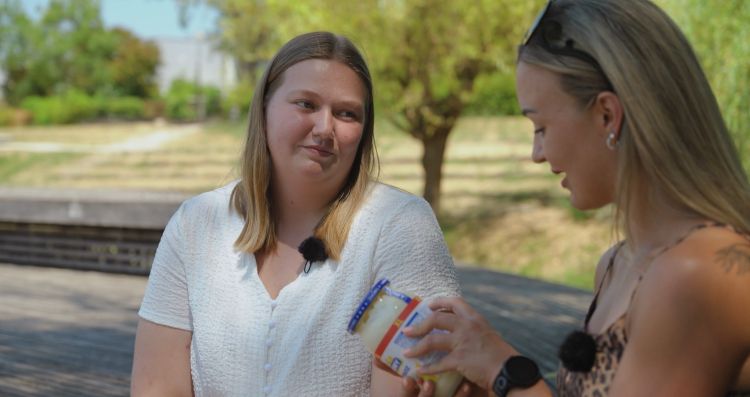 Anja je Tini razložila, kje v svojo prehrano vnaša nepotrebno in nezdrave kalorije.