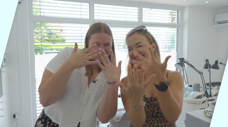 Anja Robav in Tina Jenc.jpg