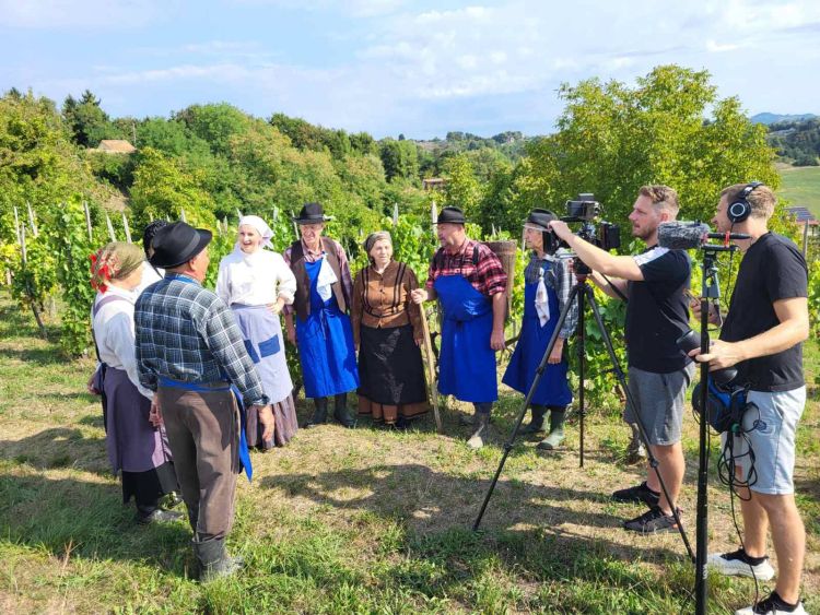 Korenine, nova nadaljevanka o pretresljivih življenjskih usodah.