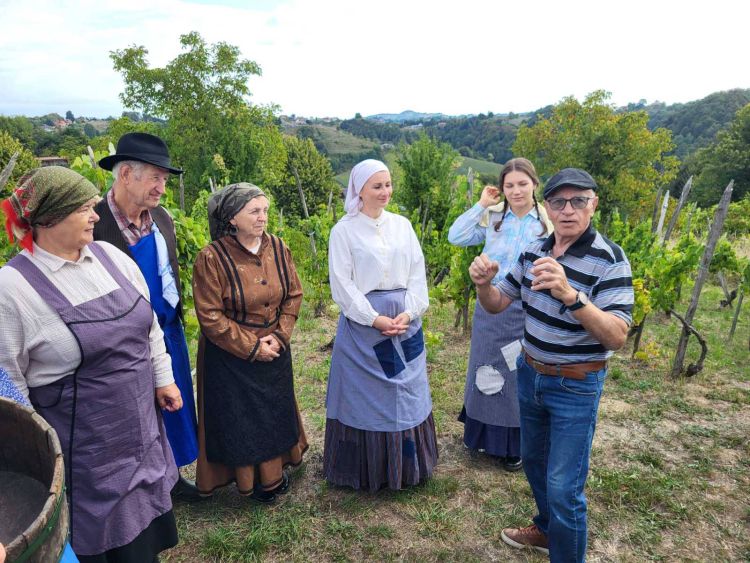 Jože Ekart na snemanju nadaljevanke Korenine_foto FB.jpg