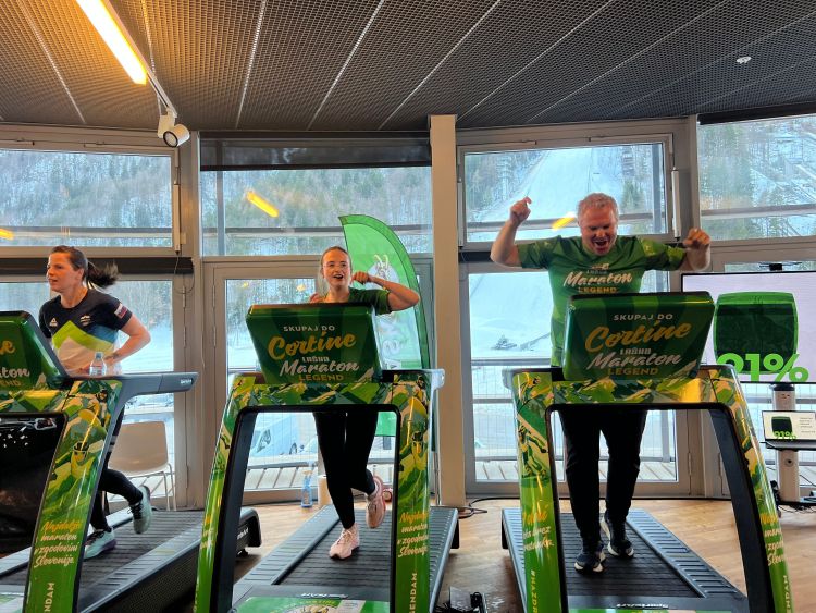 Laško maraton legend je otvorila in takole energično zaključila ognjena navijaška ekipa.