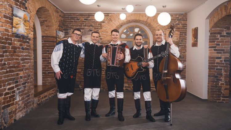 Nova pevca v ansamblu sta Sandi Hribar (čisto levo) in Blaž Koncilja (ob harmonikarju).