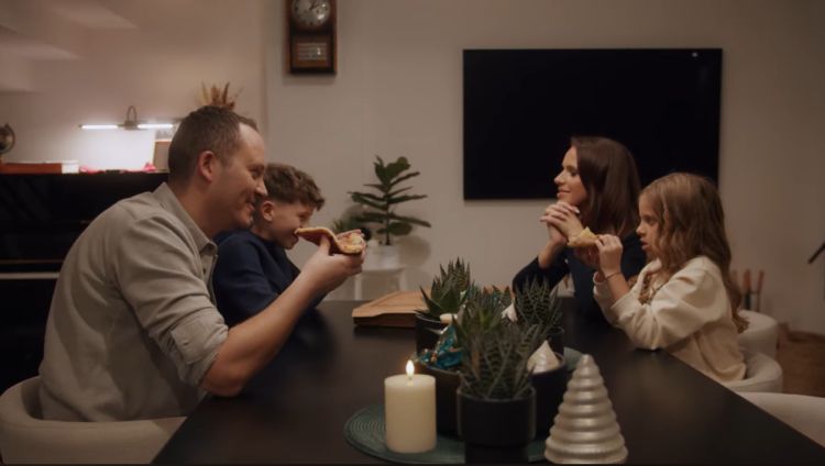 V videospotu za novo pesem nastopajo njen mož in otroci, večina