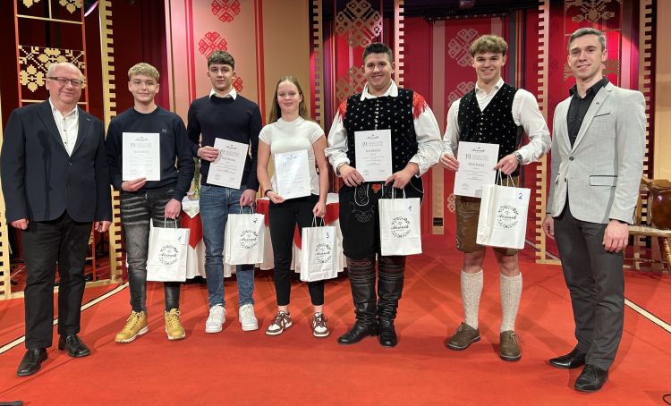 Nagrajenci 19. mednarodnega tekmovanja harmonikarjev za nagrado Avsenik v Begunjah.