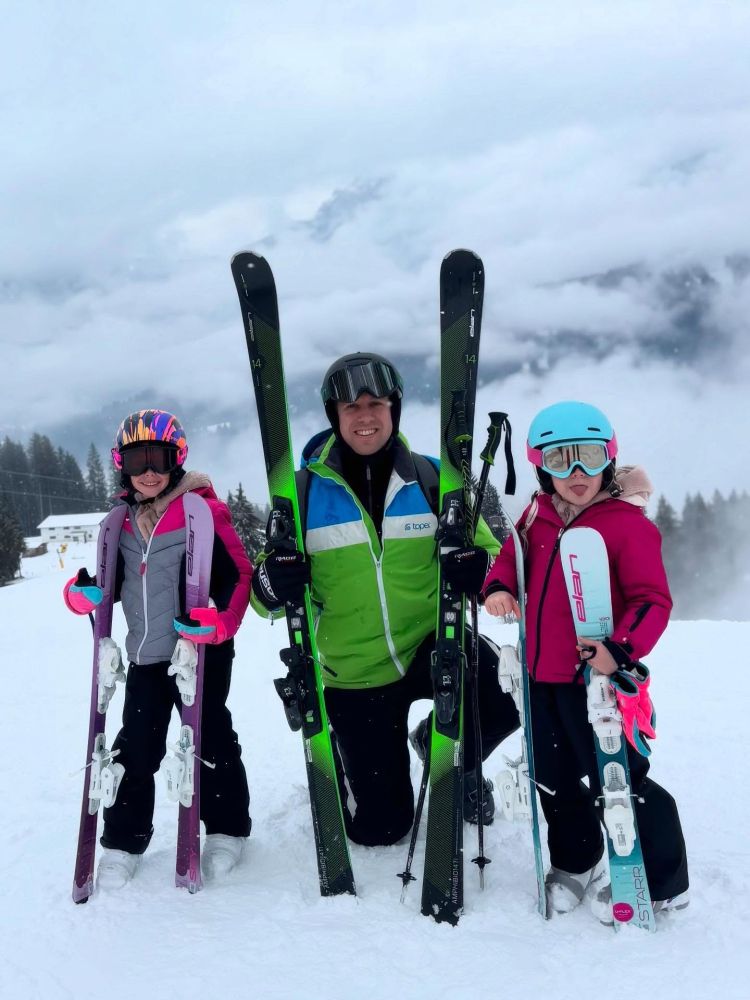 Sašo Avsenik s starejšima dvema hčerama na smučanju.