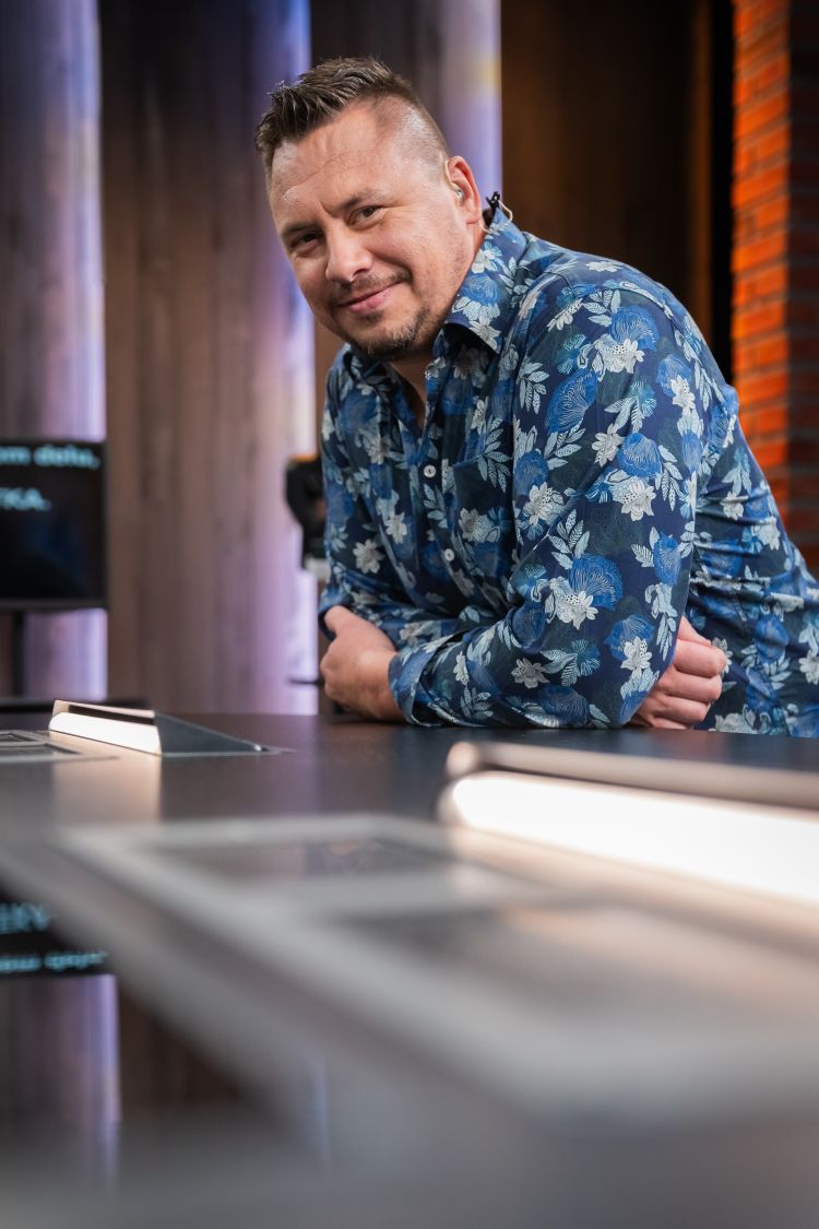 Obraz oddaje Ubrano po slovensko, ki slovensko pesem postavlja v središče pozornosti.