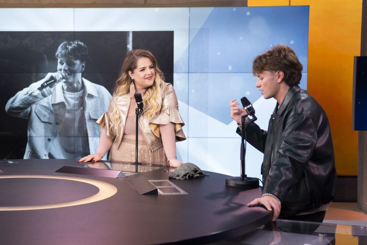 V studiu je v živo zapel refren še ne izdane pesmi.