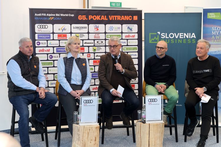 Program in novosti letošnjega 65. Pokala Vitranc in Največjega slovenskega Après skija so predstavili predsednik OK Pokala Vitranc Gregor Benedik, županja Kranjske Gore Henrika Zupan, minister za gospdarstvo, turizem in šport Matjaž Han, direktor Turizma Kranjska Gora Luka Vrančič in gonilna sila Največjega slovenskega  Après skija Dean Windisch.
