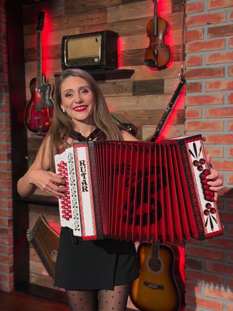 Tjaša Božič z novo harmoniko