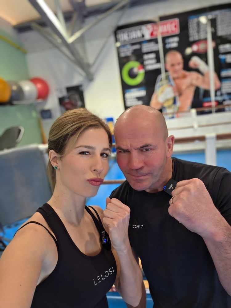 Dejan Zavec in Lea Mederal v boksarskem ringu.