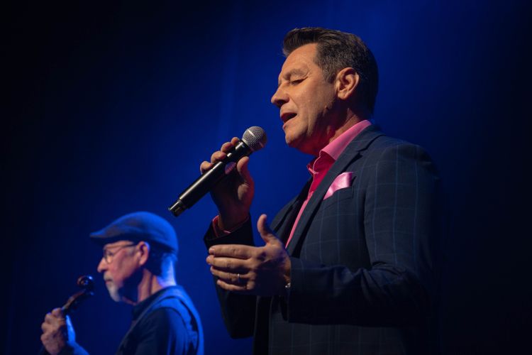 Žametni glas nas vedno očara