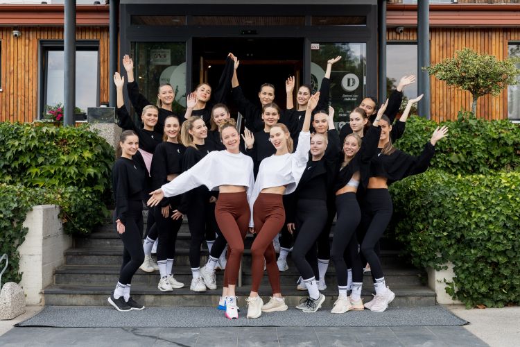 Finalistke Miss Slovenije pred hotelom Dolenjc