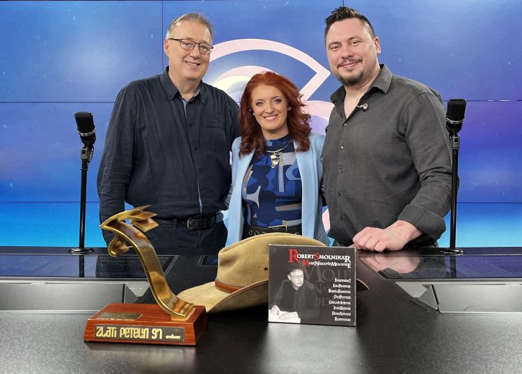 Janja Ulaga in Nejc Drobnič v družbi VIP gosta Roberta Smolnikarja.