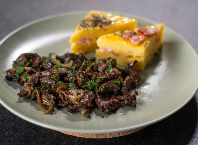 Pečena polenta in telečja pražena jetra.