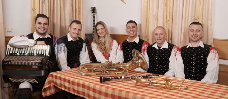 Petovia kvintet in njihova nova pevka Tjaša Kelc.