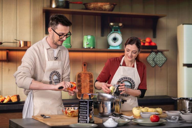 Lena in Lovro med pripravo jabolčne pite.