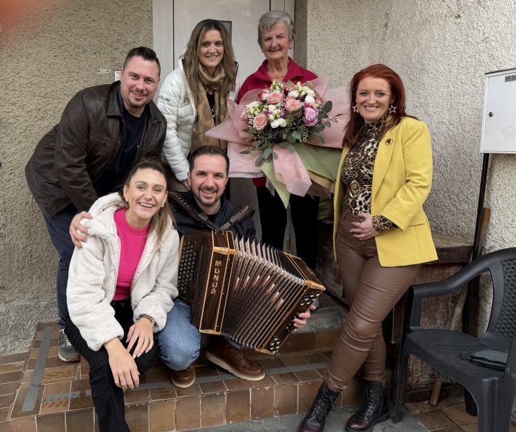Na obisk so se odpravili Nejc Drobnič, Nina Cestnik Pavlič, Tjaša Božič, Janja Ulaga in Davor Pušnik. Ko so potrkali na vrata, ni slutila, kaj jo čaka.