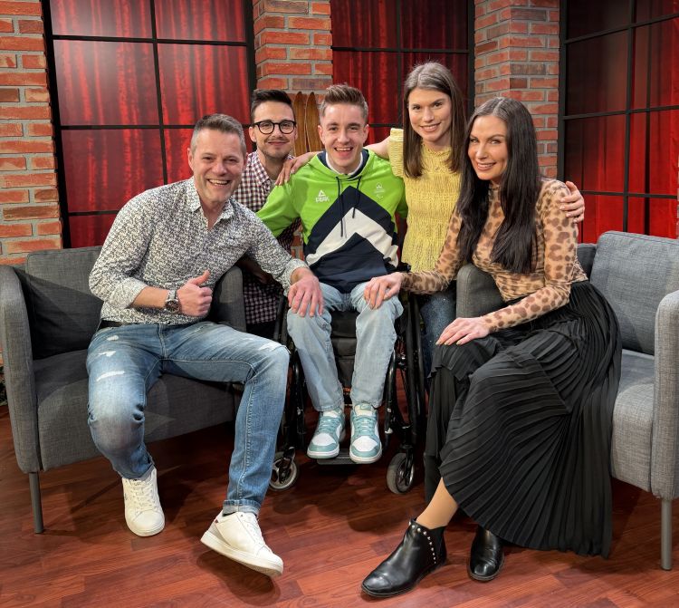 Jernej Slivnik s svojim botrom Matjažem Končanom in z Veseljakovimi voditelji.