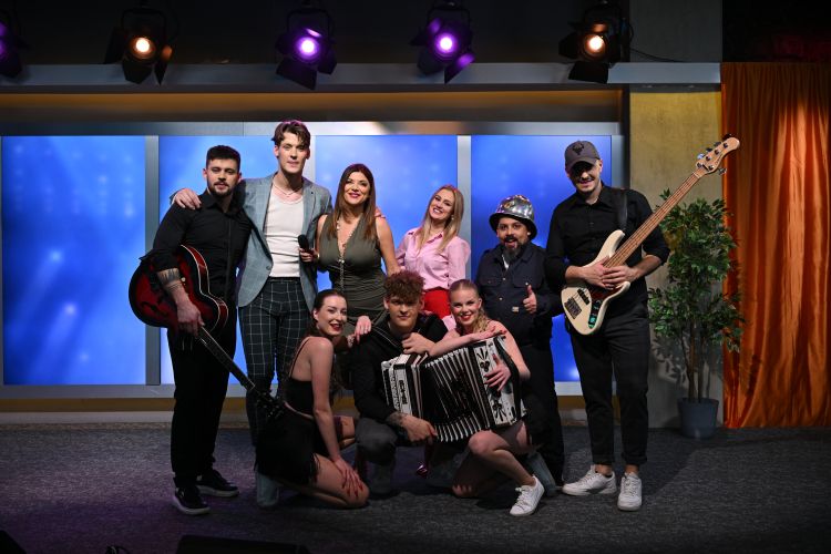 Jasna Kuljaj v družbi Firbcev, Anje Belini in plesalk.