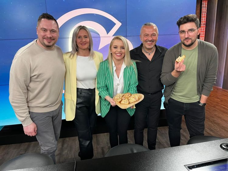 Marjan in Mateja iz skupine Dupljak sta nas presenetila s pravo jutranjo pojedino.