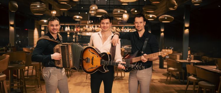 Gadi predstavljajo nov valček.