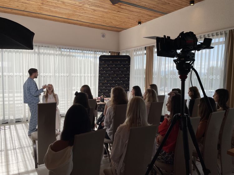 Dekleta so bila deležna zanimivih delavnic in predavanj.