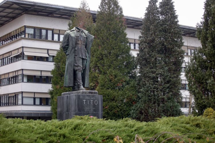 titov spomenik velenje-bobo.jpg