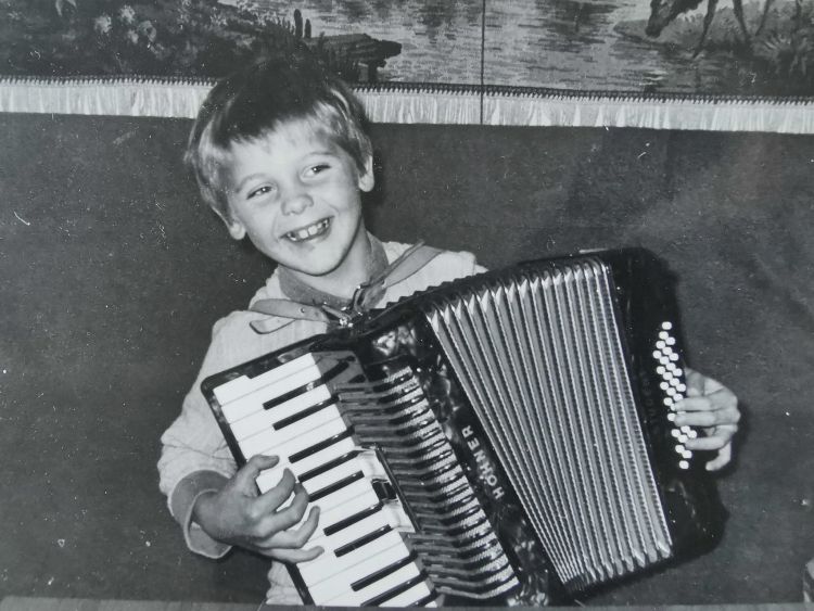 Že od mladih nog obožuje harmoniko in narodnozabavno glasbo.