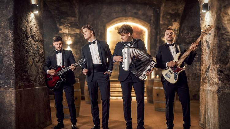 Firbci z novim valčkom.