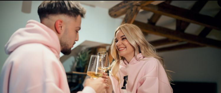 V videospotu nastopata Alenka Trogrlič in Luka Mivšek.