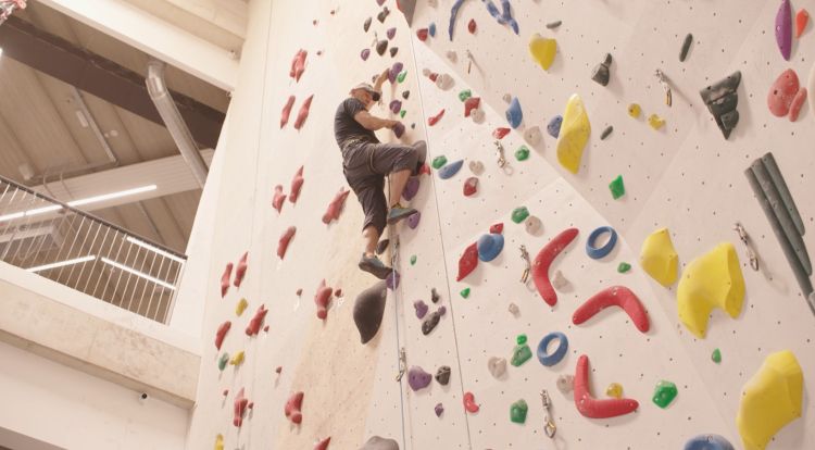 Janez Janša v plezalni steni.