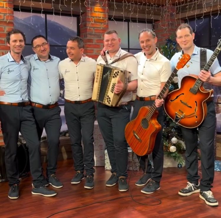 Ansambel Spev z Matjažem Mikekom na skrajni desni strani.