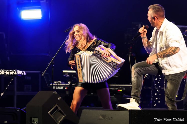 Majči je tudi nepogrešljiva članica skupine Agropop.