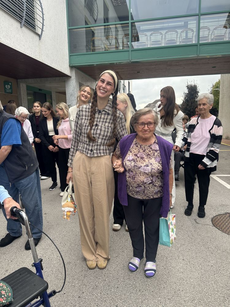 Finalistke bodo preživele čudovit dan v družbi starejših.