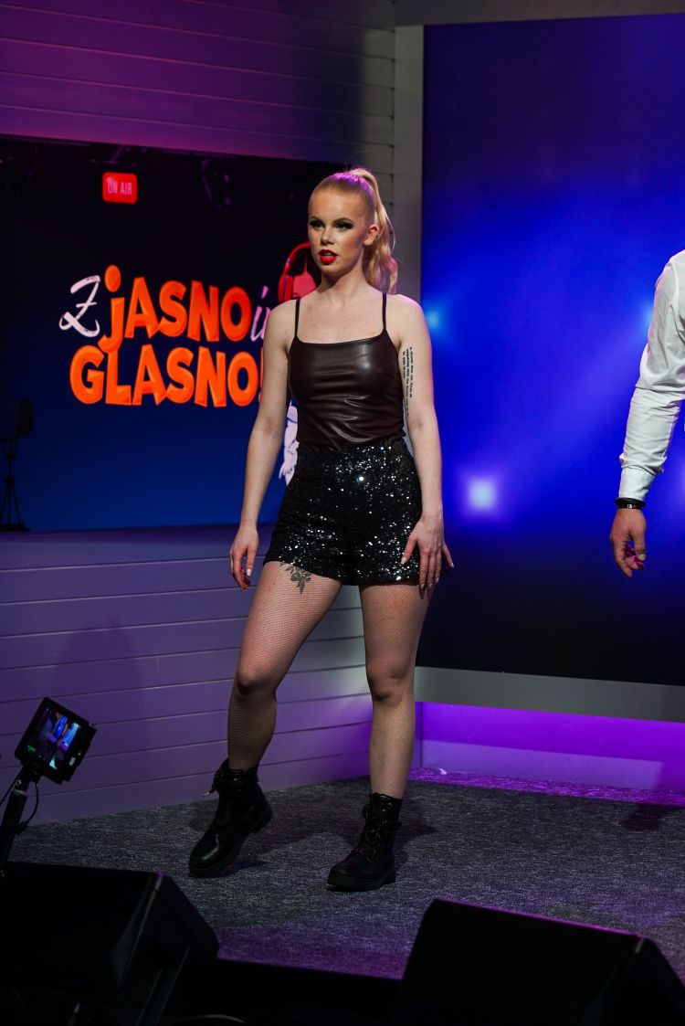 Prikupna plesalka plesne skupine Hype