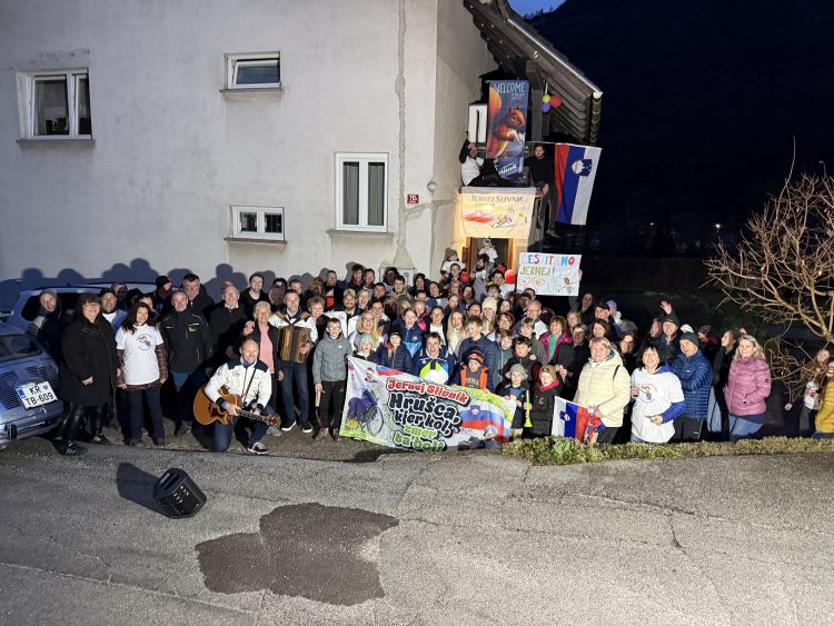 Domačini, prijatelji in številni navijači so s poklonili svojemu junaku Jerneju.