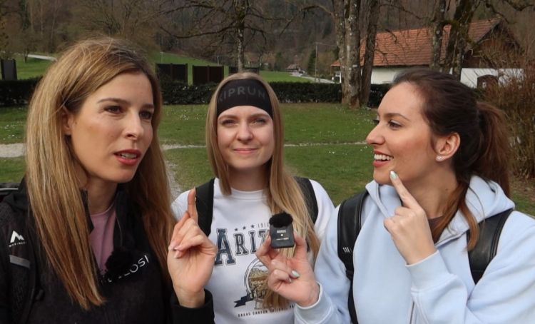 Lea na potepu z Laro in Kajo.