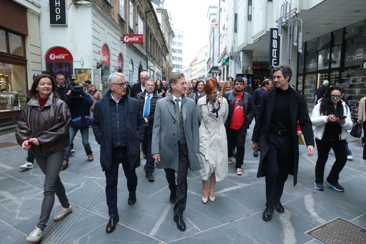 matjaž han, robert golob, asta vrečko, luka mesec, tanja fajon, sprehod koalicije.jpg