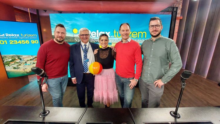 Vesela družba na Veseljaku: Nejc Drobnič, Jože Režonja, Nina Cestnik Pavlič, Jože Potrebuješ in Žiga Kvas.