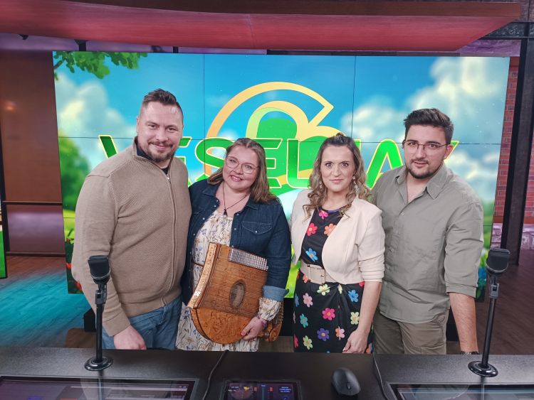 Andreja Grosek je predstavila pesem, ki jo je posvetila svoji mami, potem pa še zaigrala na citre.