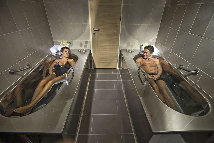 Couple_mineral_bath_wellness_ZR_fotoBD_2019_lowres.jpg