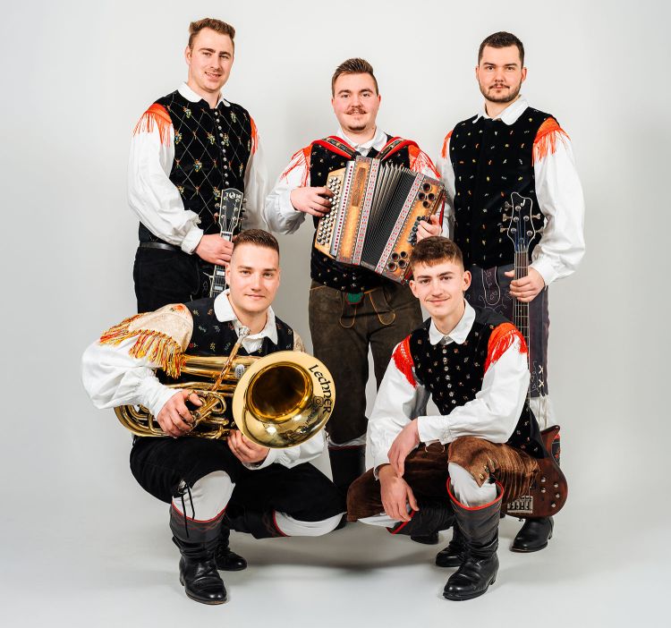 Nagajivi Tris so nas obiskali v Židanem popoldnevu in predstavili novo polko z naslovom Zapleši, zavrti se.