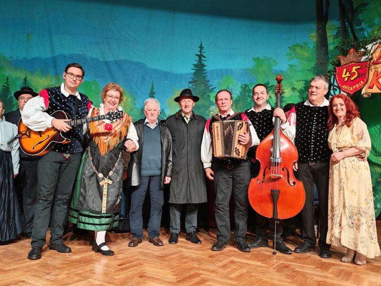 Ansambel Braneta Klavžarja in besedilopisca Ivan Sivec in Branko Zupanc.